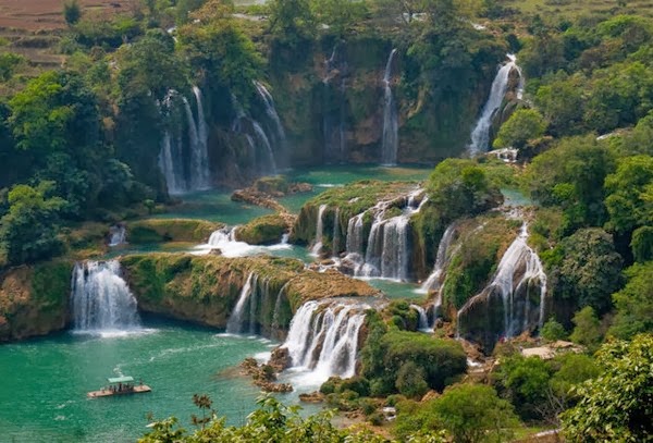 Top 15 World's Most Amazing Waterfalls