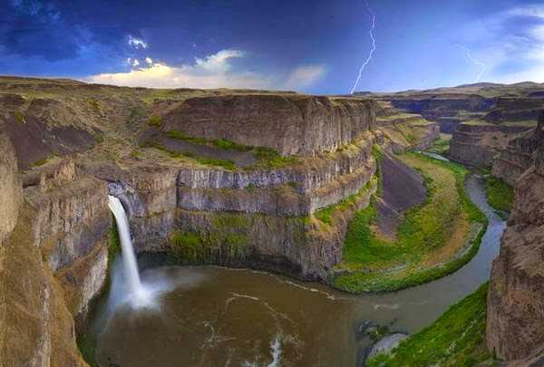 Top 15 World's Most Amazing Waterfalls